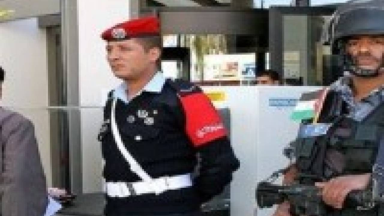 أردني يحاول تهريب أجهزة أيفون بطريقة غير متوقعة
