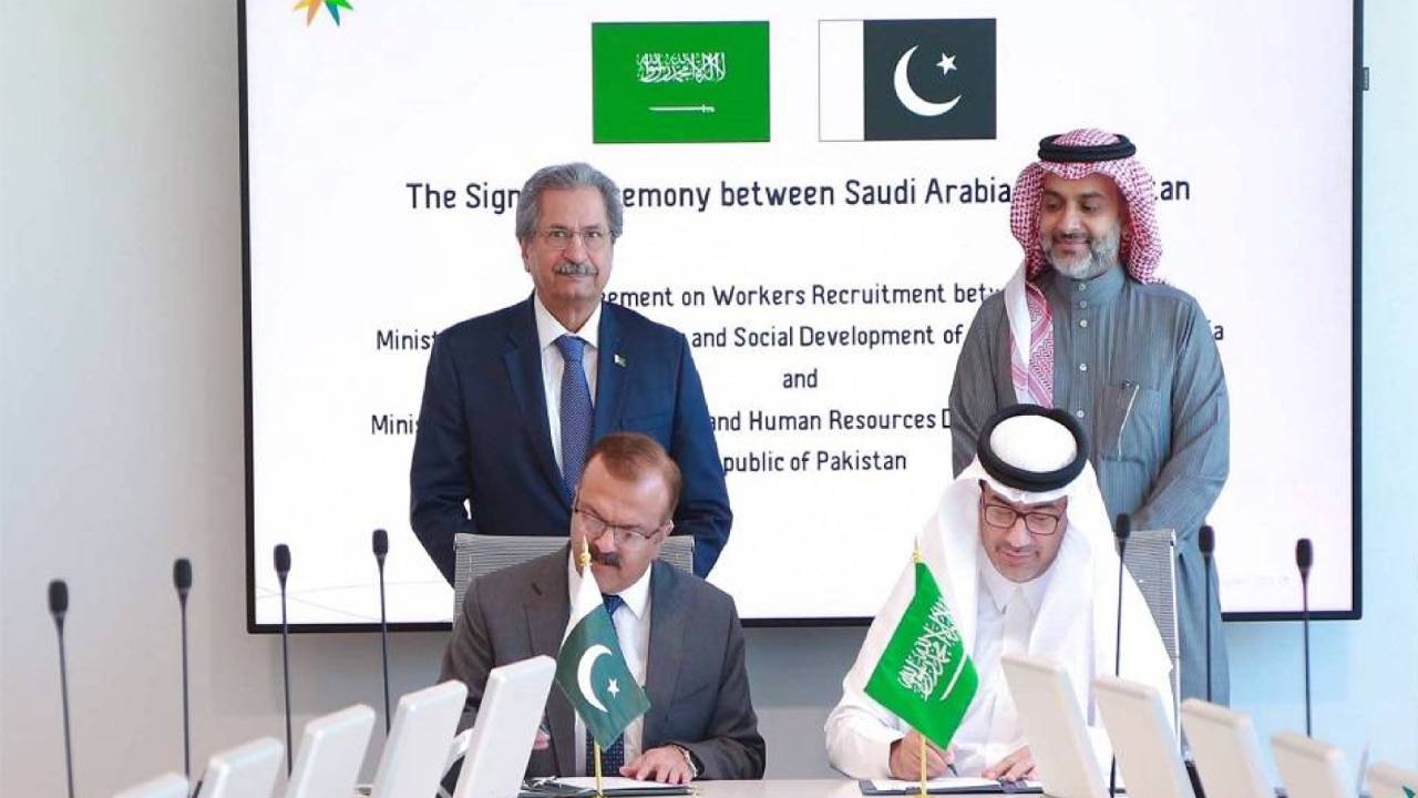 الموارد البشرية توقع اتفاقية لتنظيم استقدام العمالة من باكستان