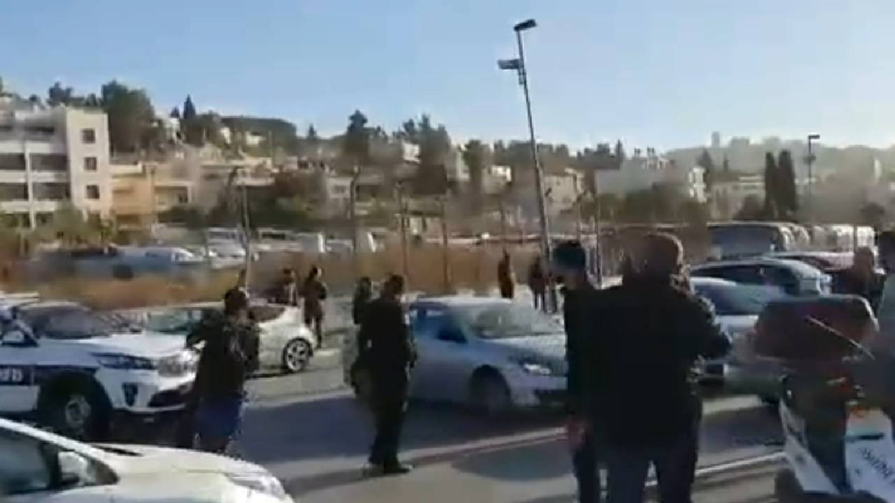 بالفيديو.. فتاة تنفذ عملية طعن بحي الشيخ جراح.. واستنفار لقوات الاحتلال