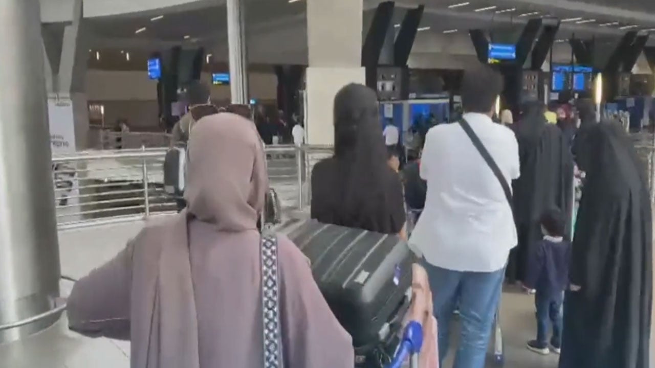 مقطع يوثق لحظة إجلاء المواطنين السعوديين العالقين في جنوب إفريقيا