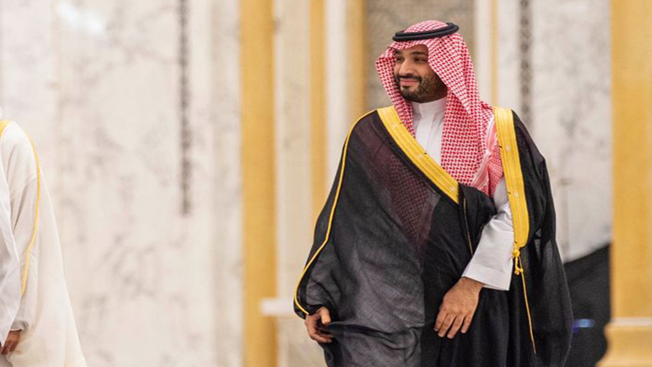لفتة إنسانية.. ولي العهد يقبل جبين طفل في إكسبو دبي