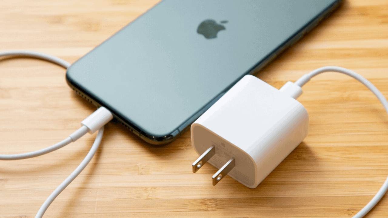 4 أخطاء في شحن هاتف آيفون قد تستنزف البطارية