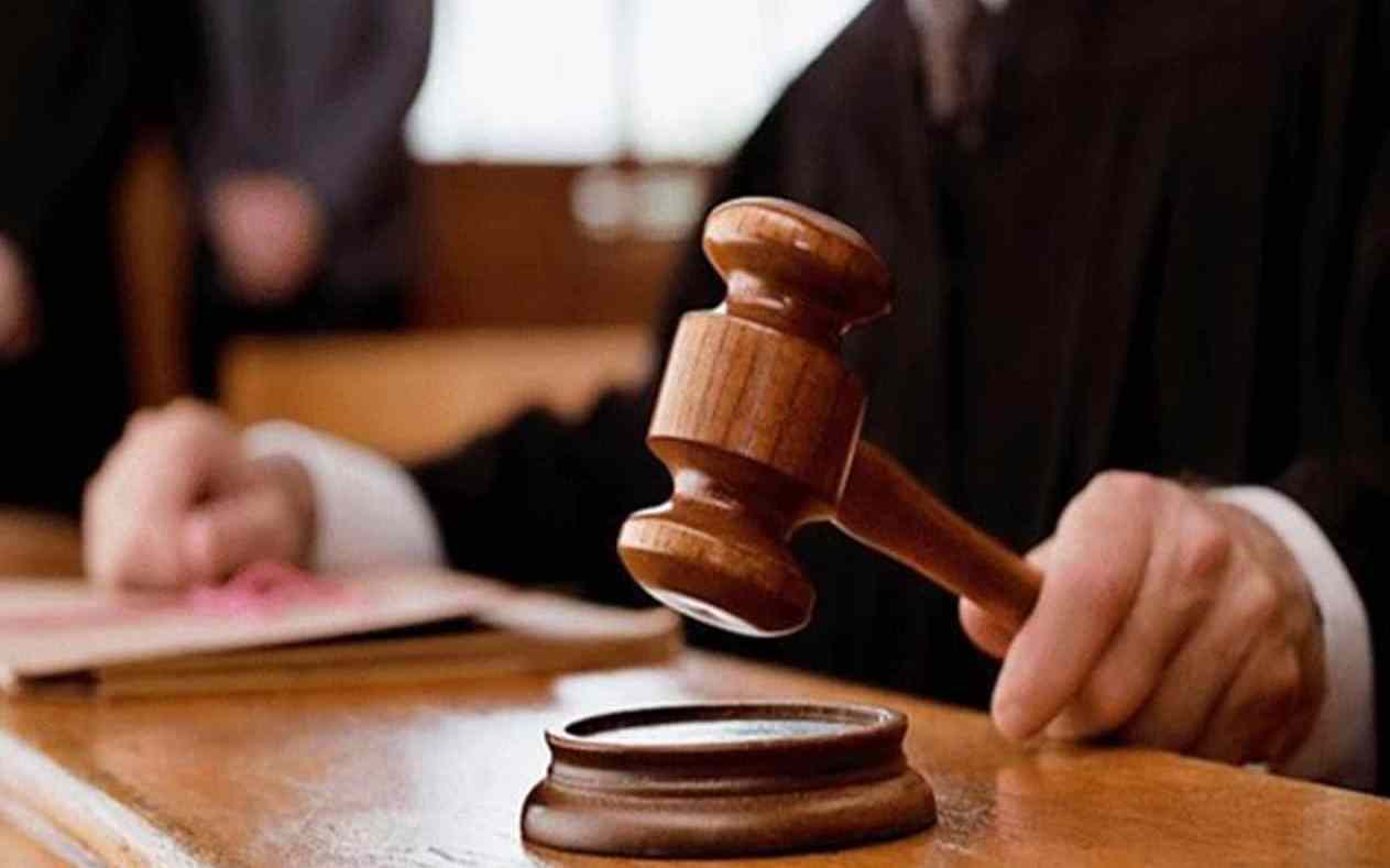 الأب يروي تفاصيل الأزمة.. قصة شابين يقاضيان والدهما بتحريض من الأم