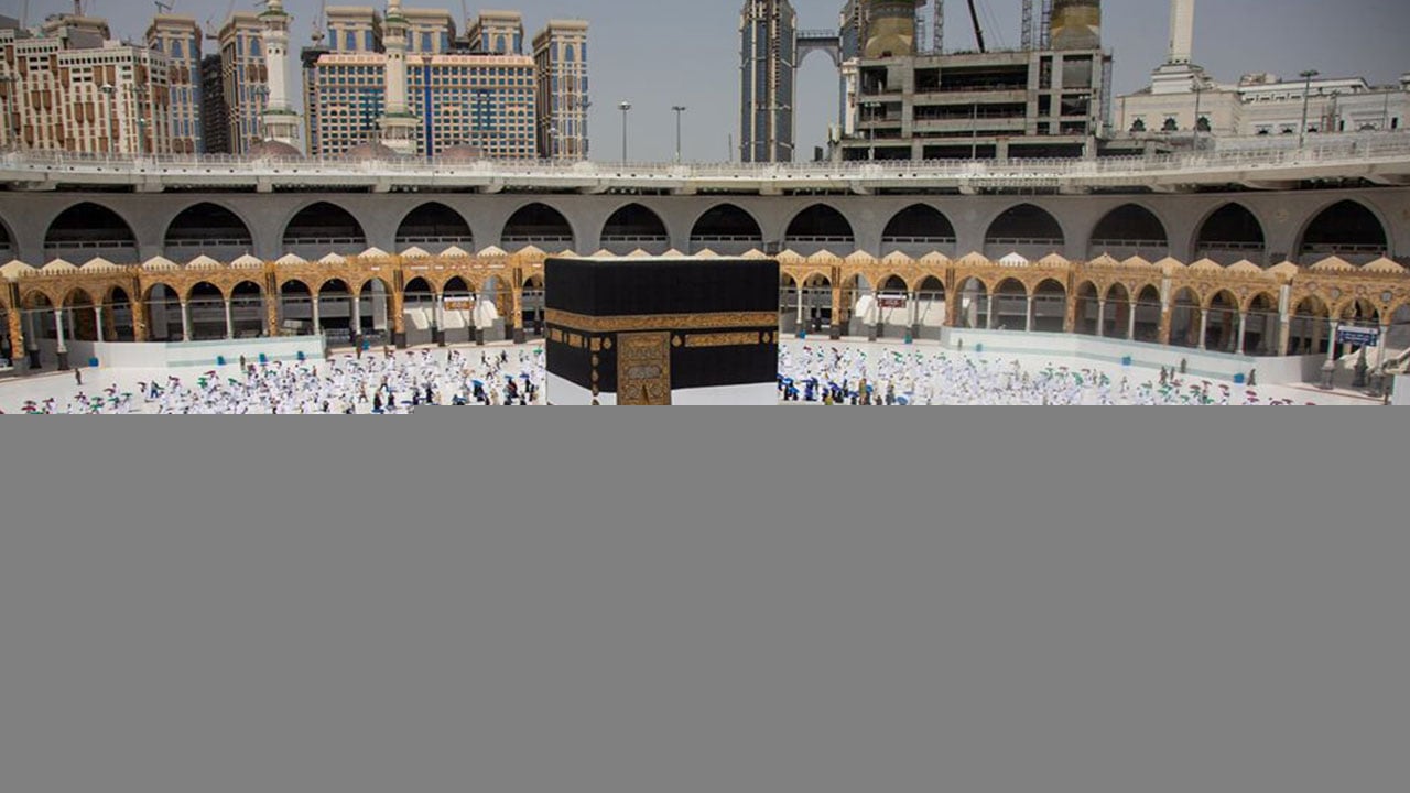 ما هو أجمل وقت لأداء العمرة؟ وزير الحج يُجيب