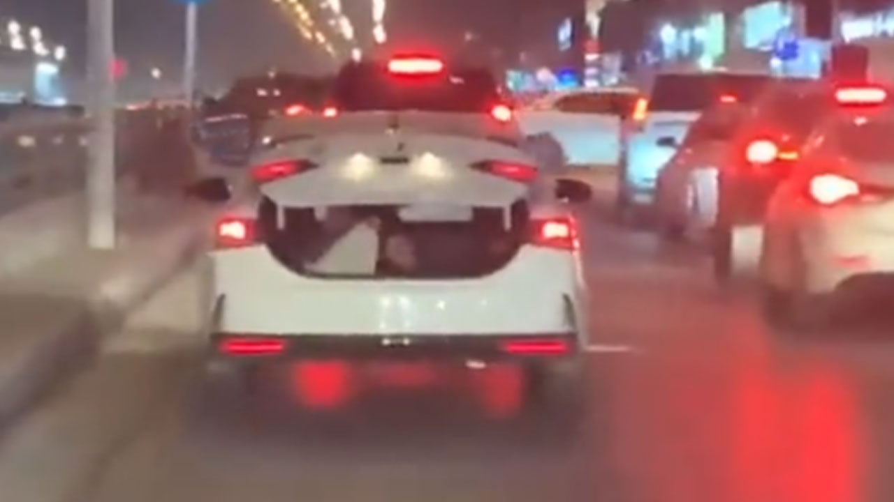 فيديو يوثق قيام شخص بنقل أطفال داخل حقيبة مركبته في المملكة