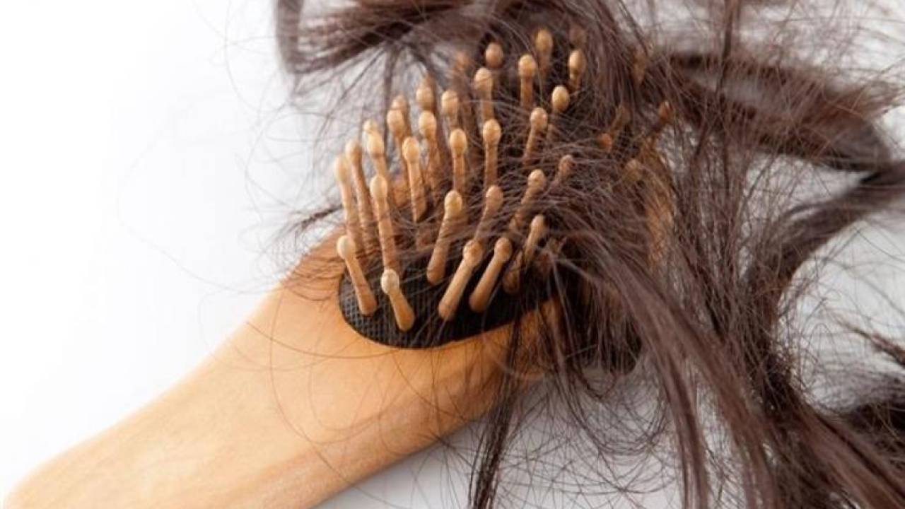 احذري.. تساقط الشعر ينذر بمشاكل صحية خطيرة