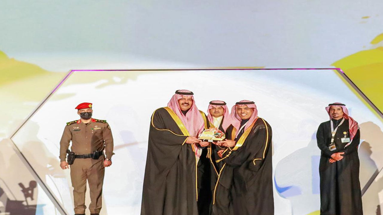 أمير منطقة حائل يكرّم البنك العربي الوطني لرعايته رالي حائل الدولي 2021