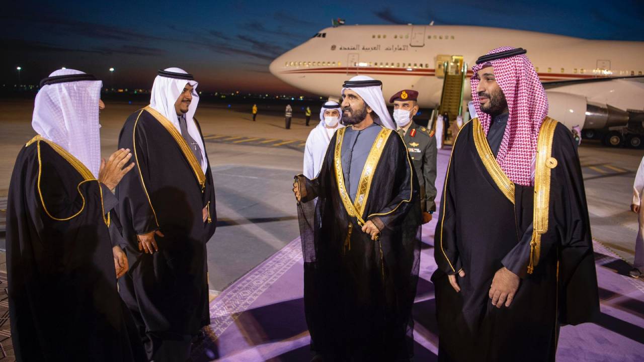حاكم دبي يصل الرياض لحضور القمة الخليجية.. وولي العهد في مقدمة مستقبليه