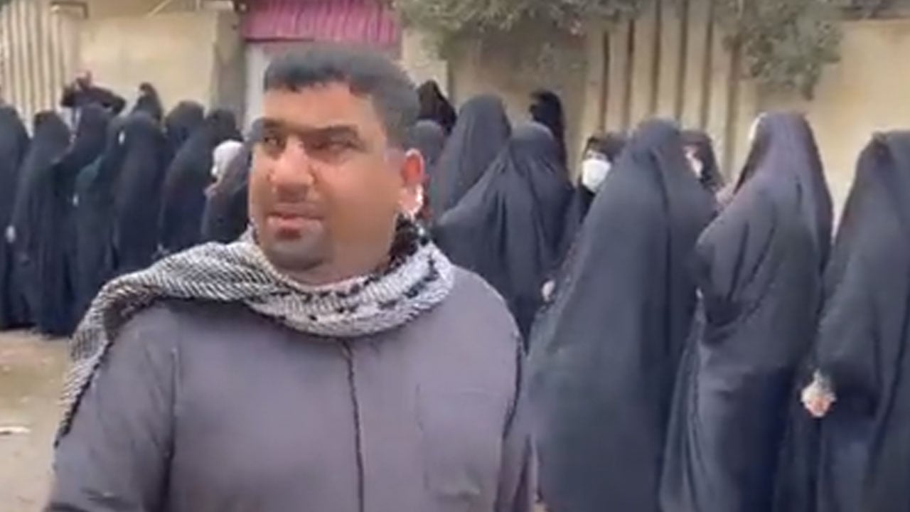 طوابير لنساء عراقيات للحصول على الدقيق والسكر.. والأمير سطام بن خالد يتفاعل
