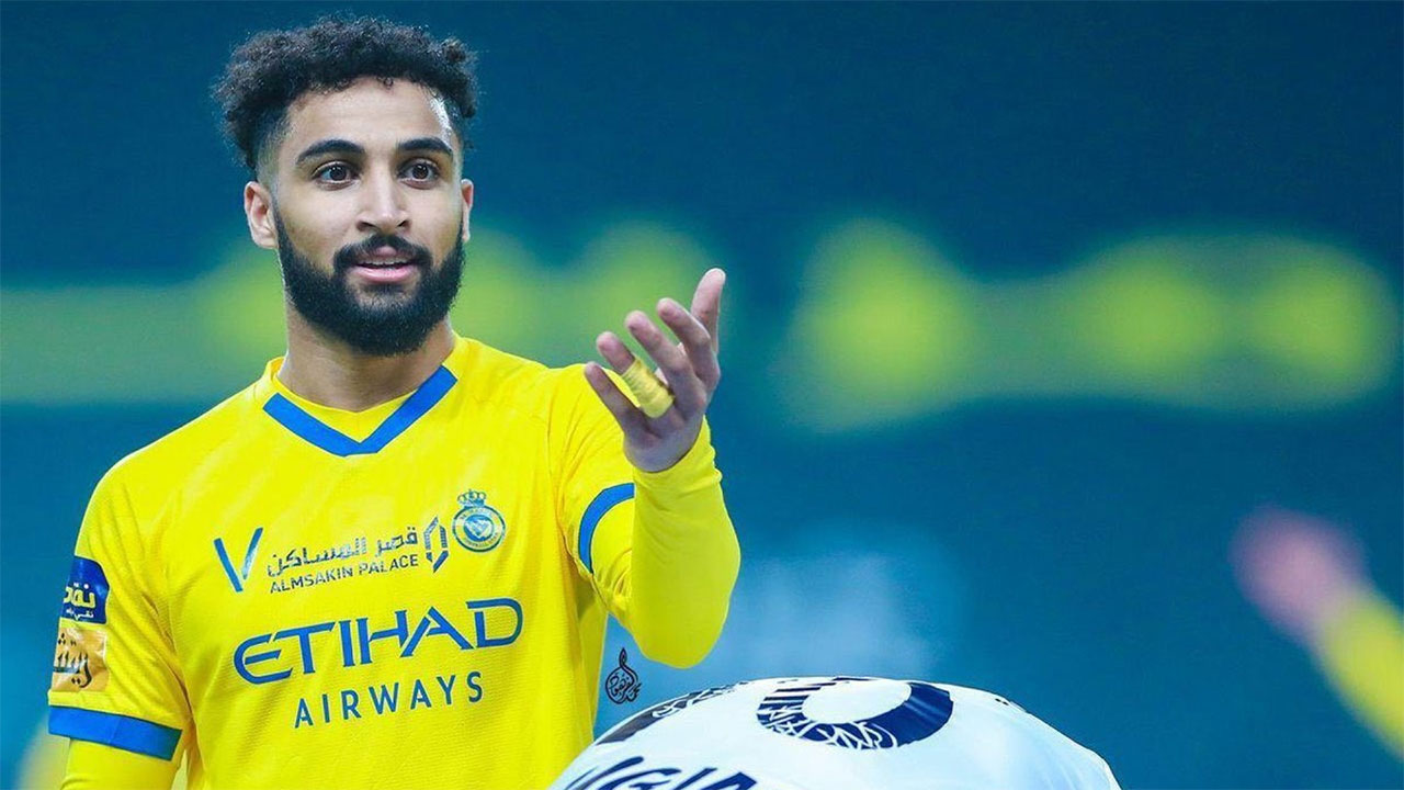 الهلال يخطف مدافع النصر مجانًا