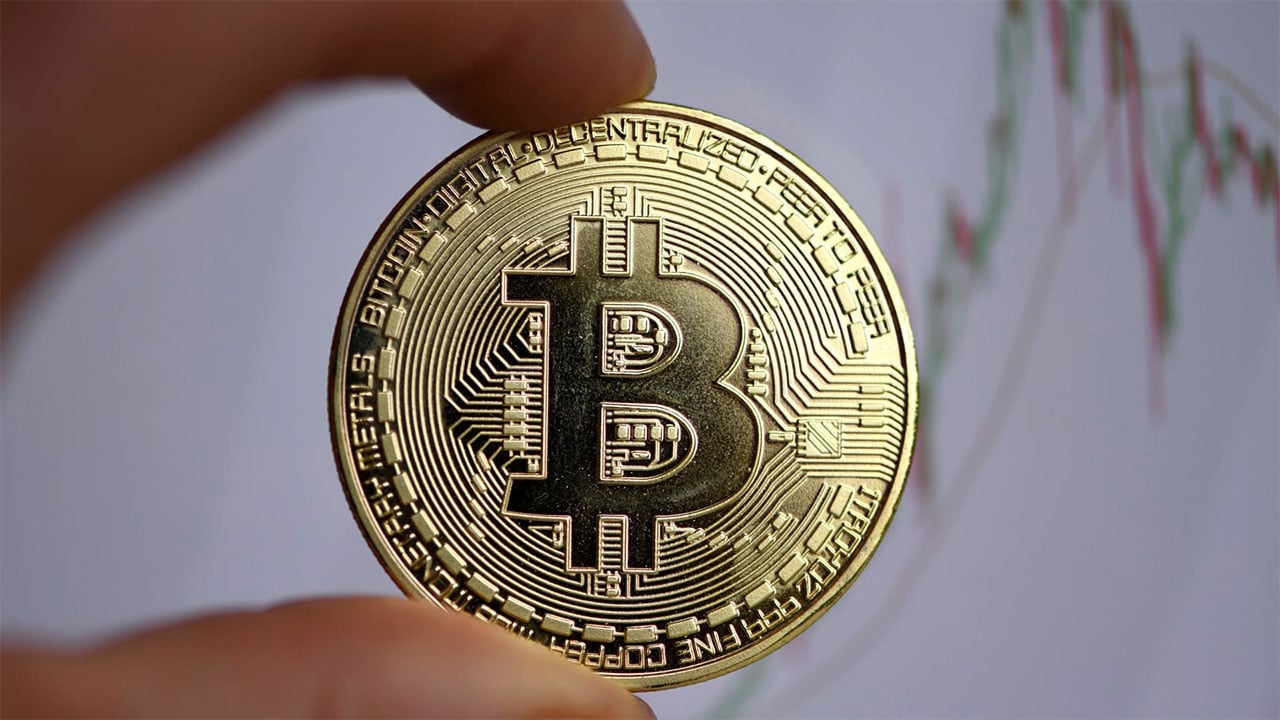 البتكوين تهبط إلى أقل مستوياتها منذ 6 أشهر