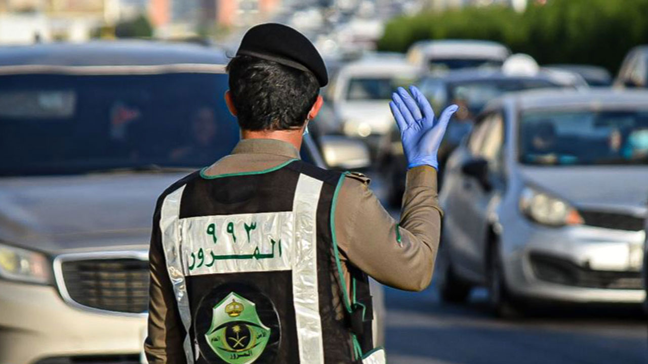 «المرور»: 4 إرشادات يجب الالتزام بها عند الانتقال من مسار لآخر