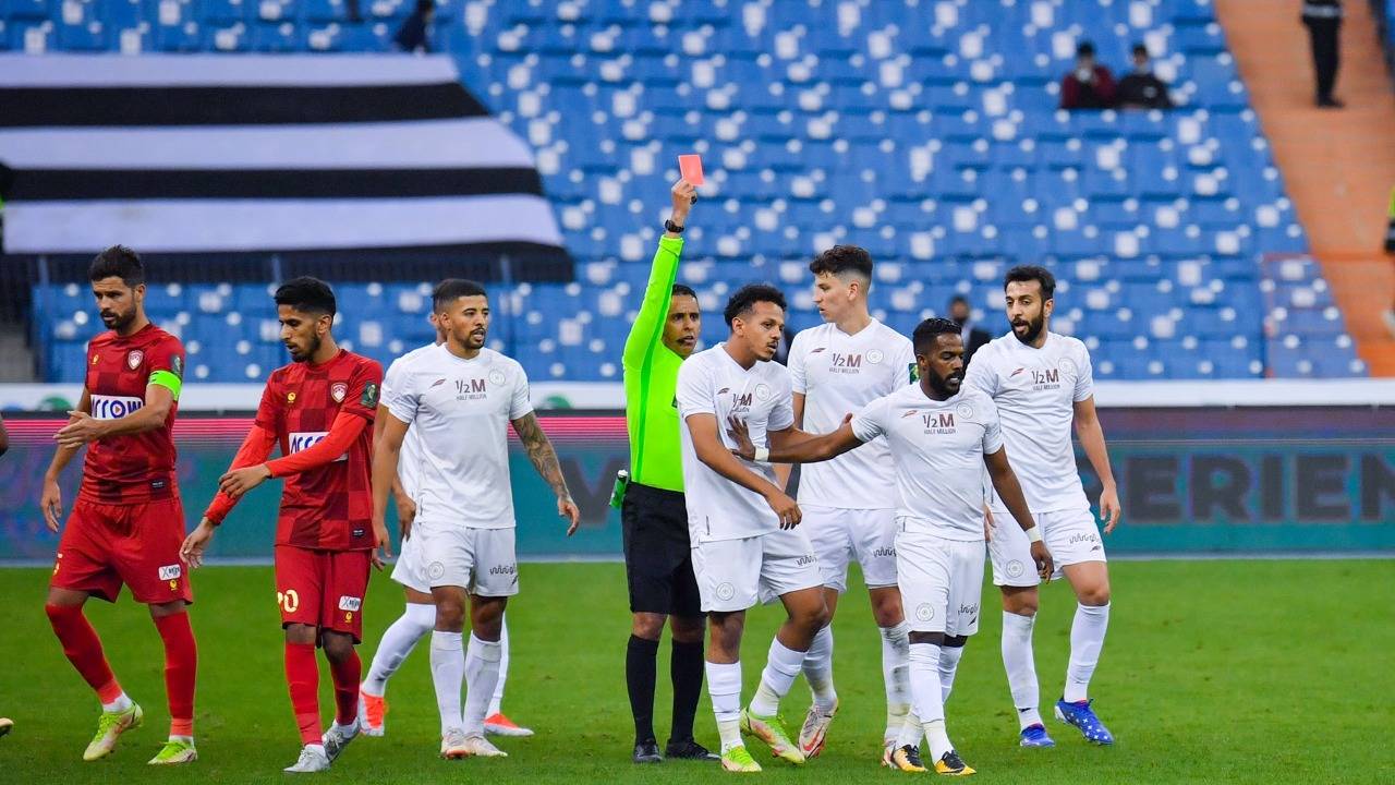 «الانضباط» تفرض عقوبة صارمة بحق نواف العابد.. و«زجاجة» تُغرم التعاون