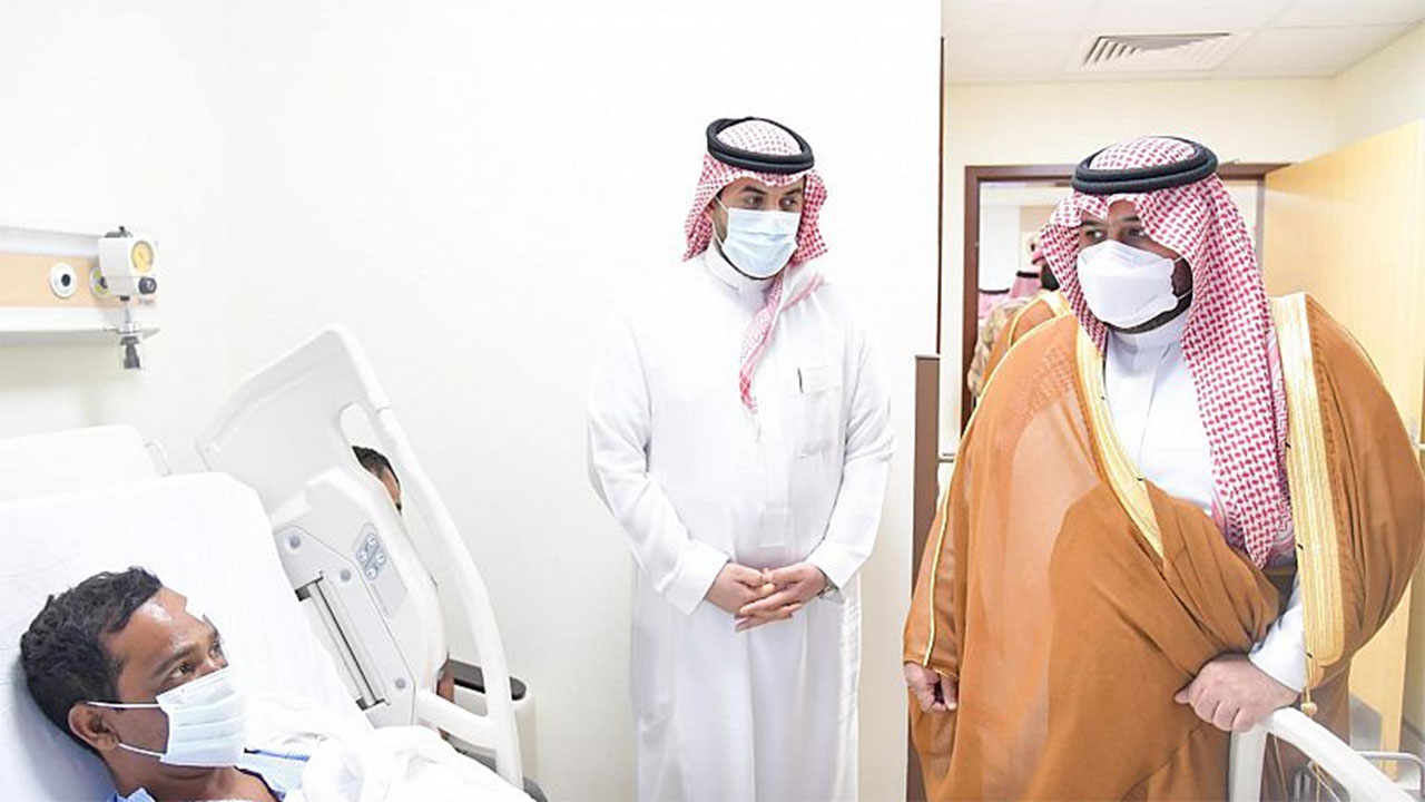 نائب أمير جازان يطمئن على المصابين جراء سقوط مقذوف عسكري معادٍ بـ«صامطة»