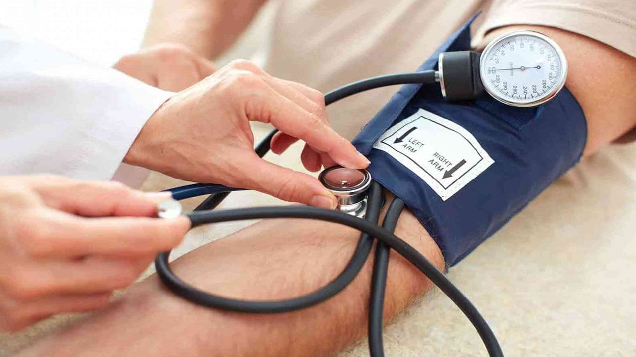للوقاية من «القاتل الصامت».. خبير يكشف 3 أعشاب تقلل ارتفاع ضغط الدم