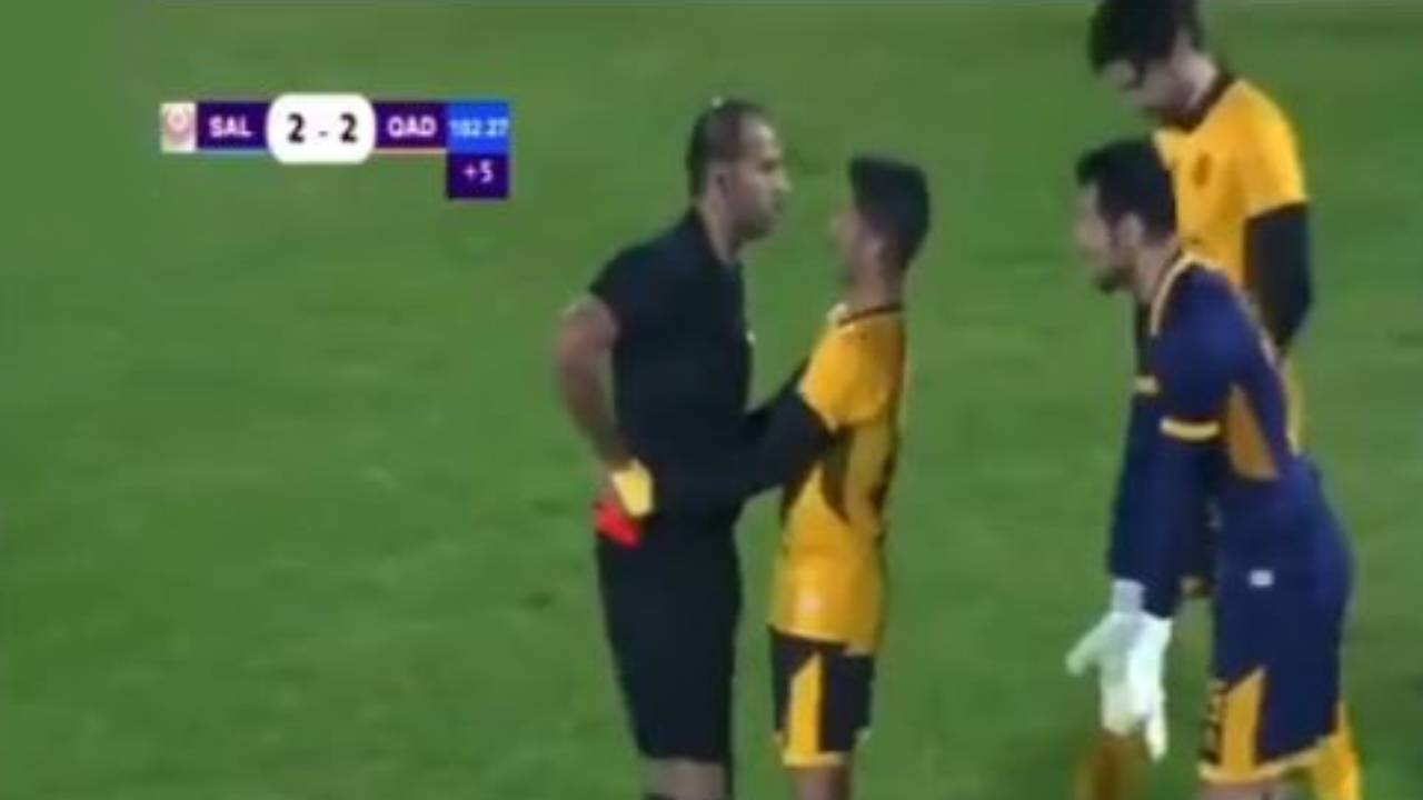 بالفيديو.. حارس القادسية يقع في المحظور وعقاب فوري من الحكم
