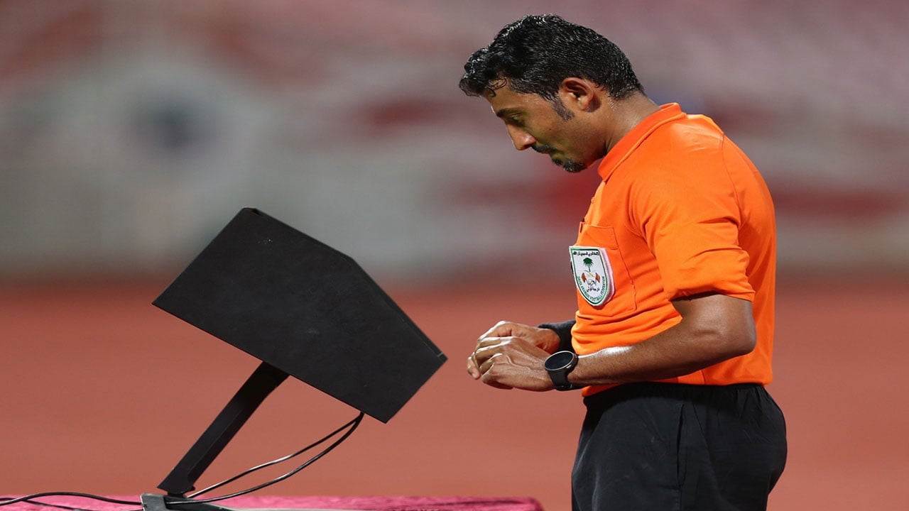 الأخطاء «الغريبة» تدفع الفتح لشكوى الحكم خالد صلوي