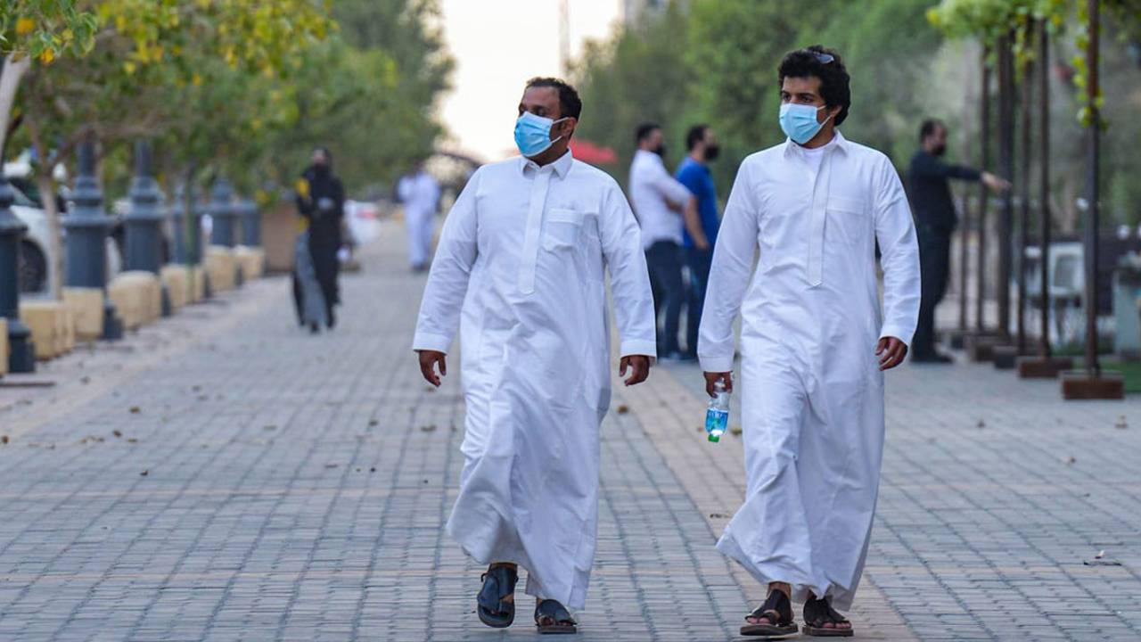 «السياحة» تلزم أصحاب المنشآت السياحية بتطبيق إجراءات التباعد وارتداء الكمامة
