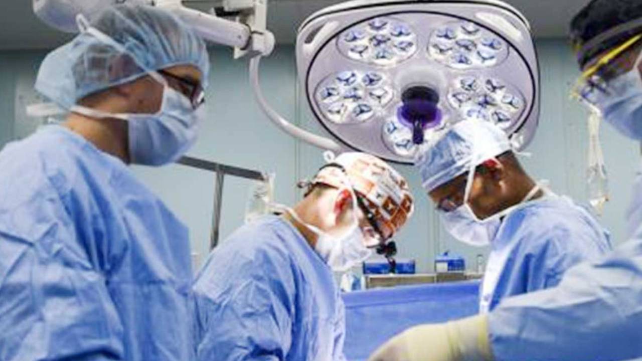«فهد الطبية» تنجح في استئصال مثانة مصابة بورم سرطاني وبناء واحدة بديلة بواسطة «الروبوت»