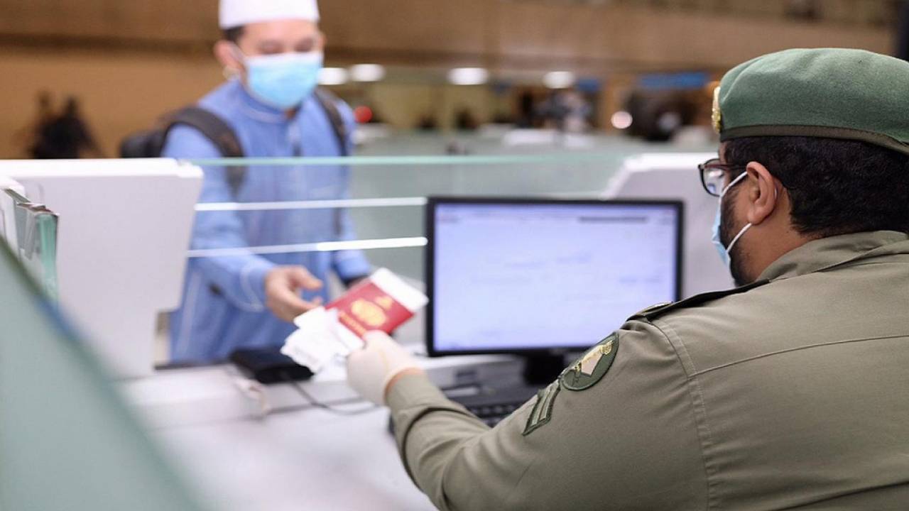 هل يتطلب تمديد التأشيرة آليًا مراجعة الإدارات؟ الجوازات تجيب