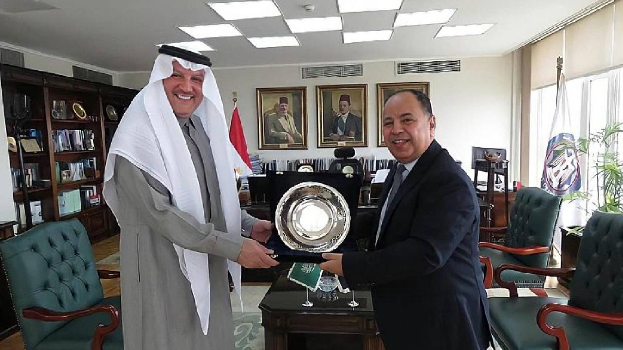 «صندوق الاستثمارات العامة» يتصدر لقاء سفير المملكة بالقاهرة ووزير المالية المصري