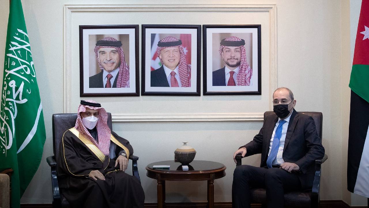 وزير الخارجية ونظيره الأردني يؤكدان أهمية تكثيف الجهود لمنع إيران من امتلاك السلاح النووي