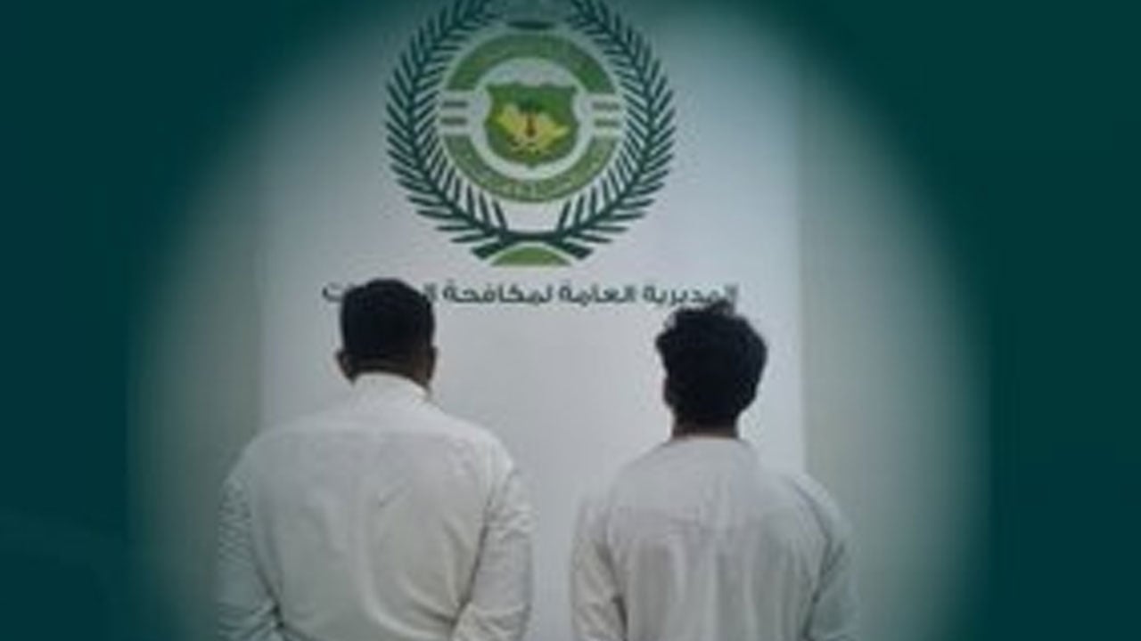 الإطاحة بشخصين ظهرا في فيديو يتباهيان بتعاطي المخدرات بالرياض