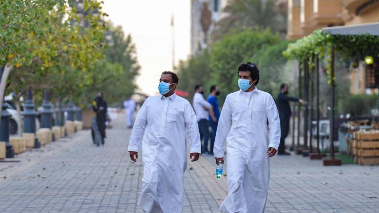 ماذا تفعل عند العطاس أثناء لبس الكمامة؟.. «الصحة» تجيب