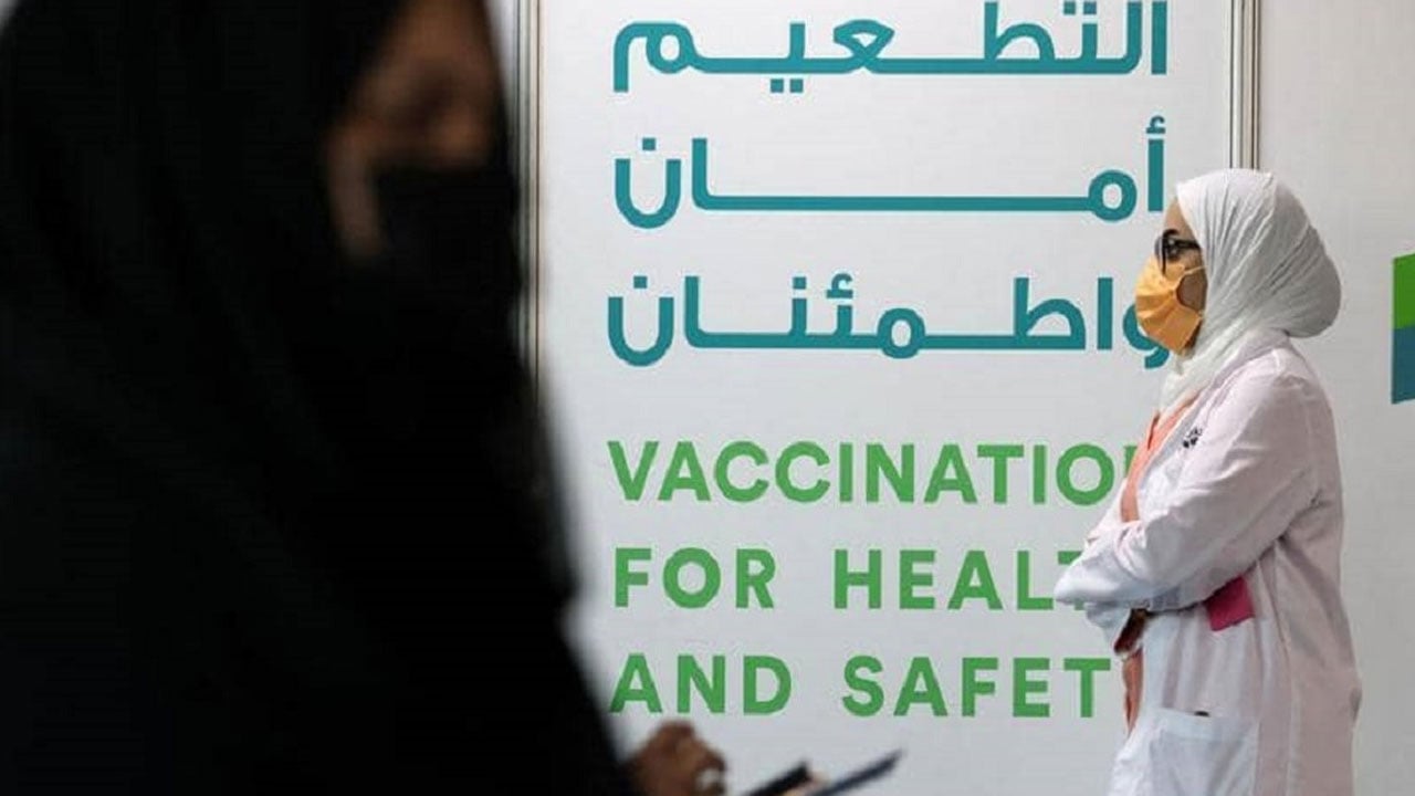 دولة خليجية تنجح في تطعيم جميع سكانها بالجرعة الأولى من لقاح كورونا