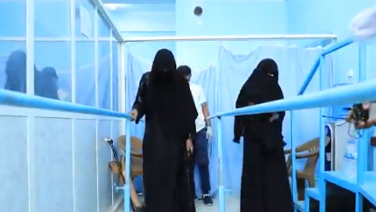 لغم يتسبب في بتر قدم سيدة بمأرب.. و«سلمان للإغاثة» يتدخل