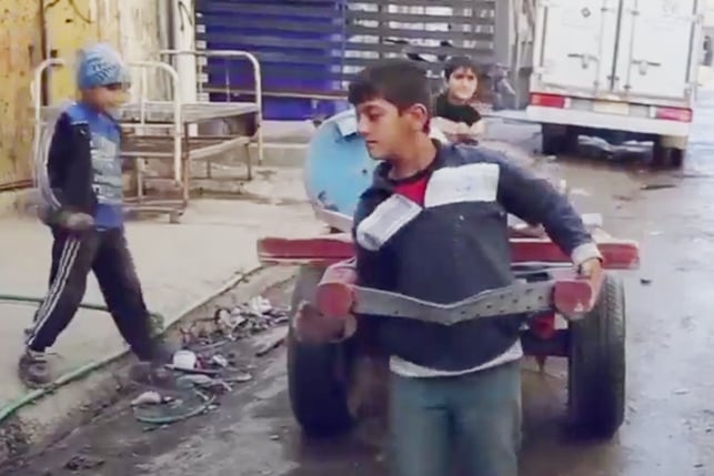 بالفيديو.. الجوع يدفع أطفال الموصل للبحث عن الرزق وسط القنابل والألغام