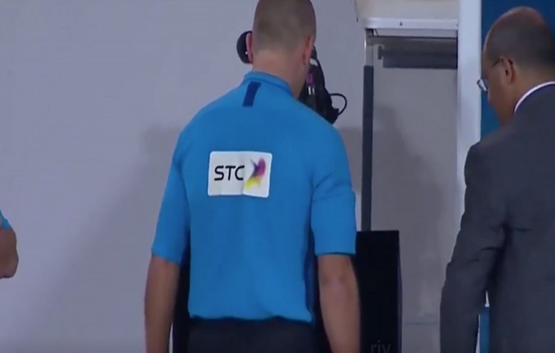 شاشة "VAR" توقف مباراة أحد والهلال