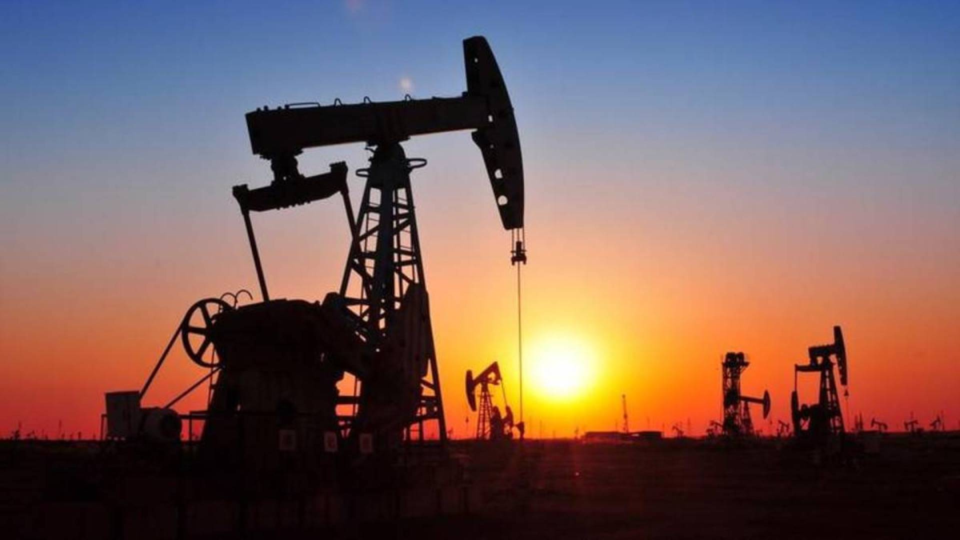 النفط يسجل أول خسارة سنوية منذ 2015.. وخام أمريكا يفقد 25%