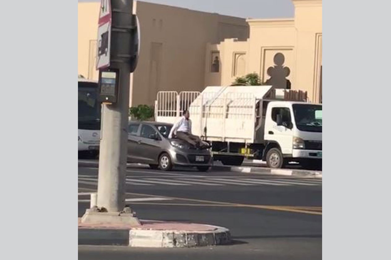 رجل يلقي بنفسه أمام قائدة مركبة في الإمارات.. والشرطة تكشف التفاصيل