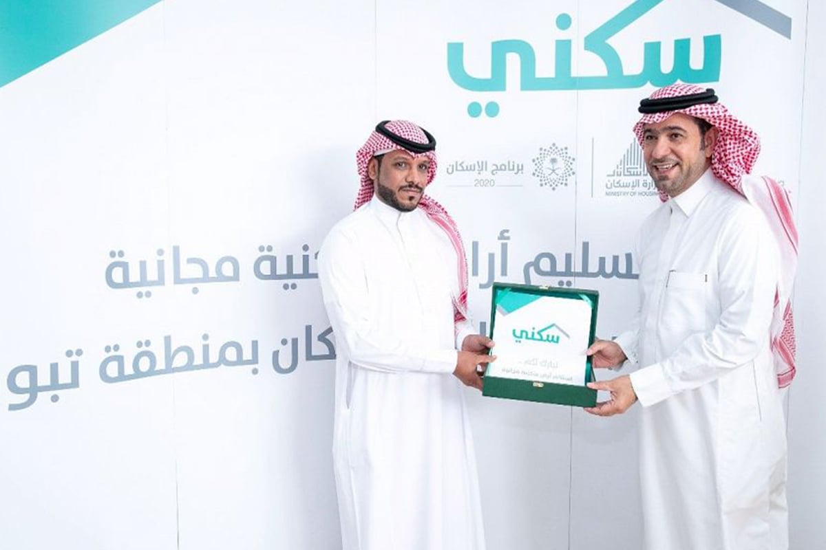 وزير الإسكان يسلم فللًا سكنية لمستفيدين في تبوك.. ويتفقد مشاريع بالمنطقة