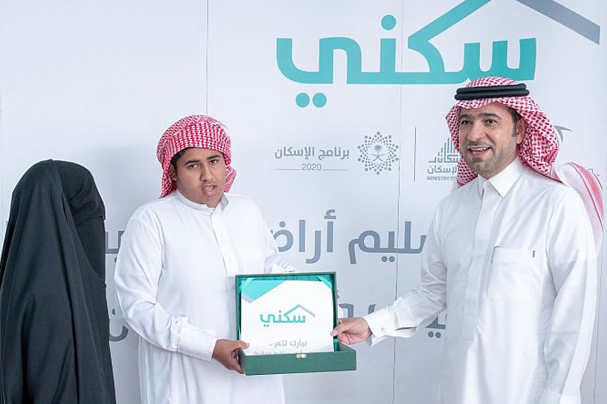 وزير الإسكان يسلّم أراضي مجانية لمستفيدي «سكني» في تبوك