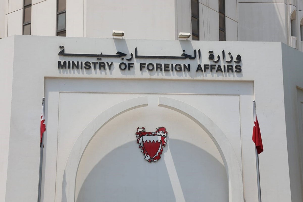 البحرين تحذر مواطنيها من السفر إلى إيران أو العراق