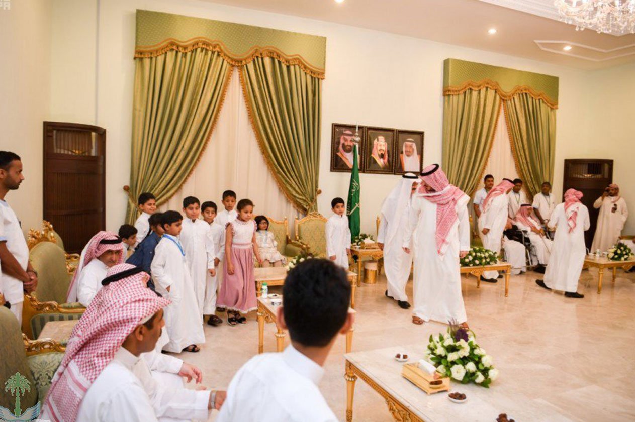 بالصور.. أمير الجوف يتناول الإفطار مع الأيتام وذوي الاحتياجات الخاصة ونزلاء دار الرعاية