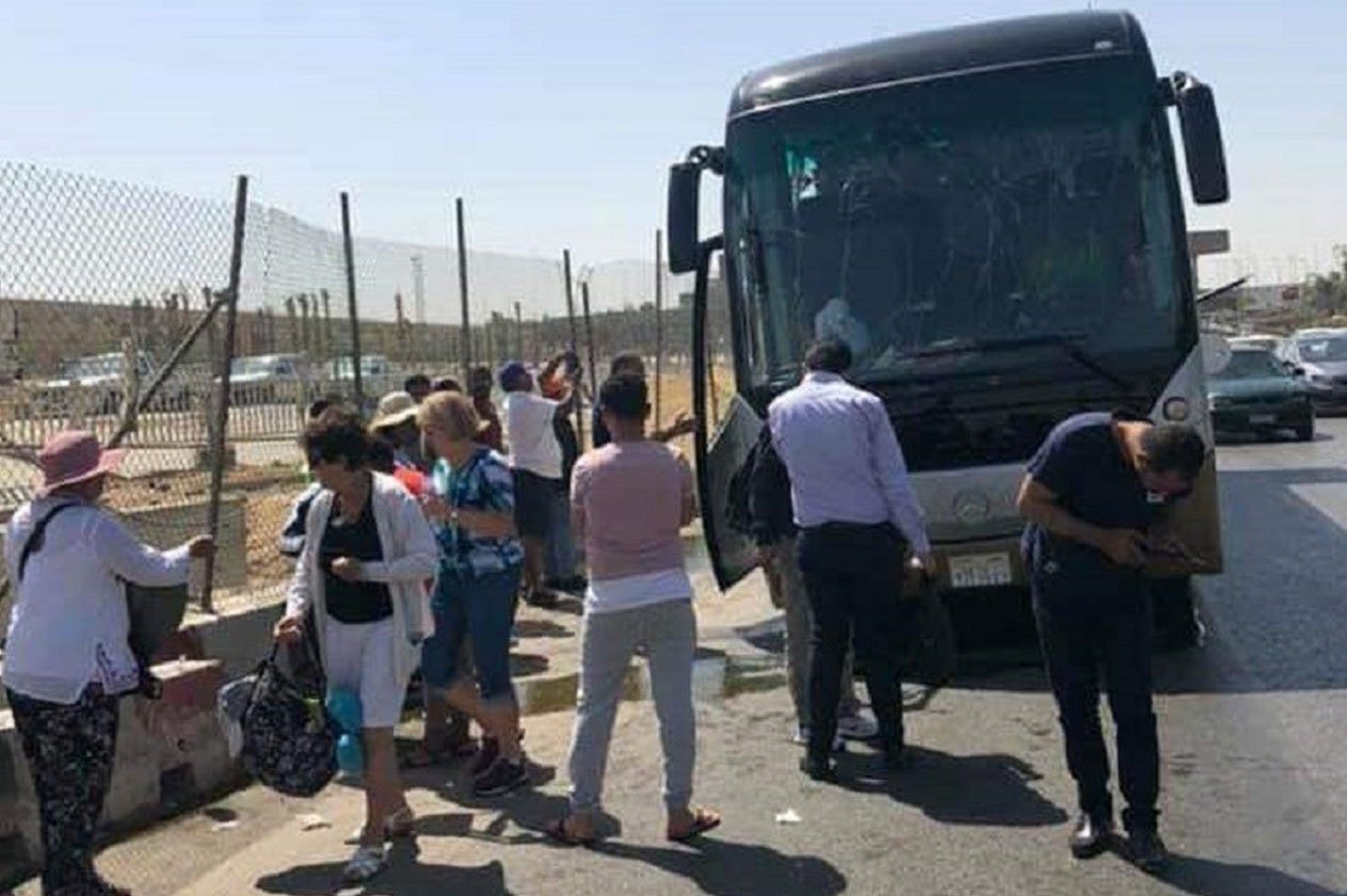 الداخلية المصرية تعلن انفجار جسم غريب بحافلة سياحية في الجيزة