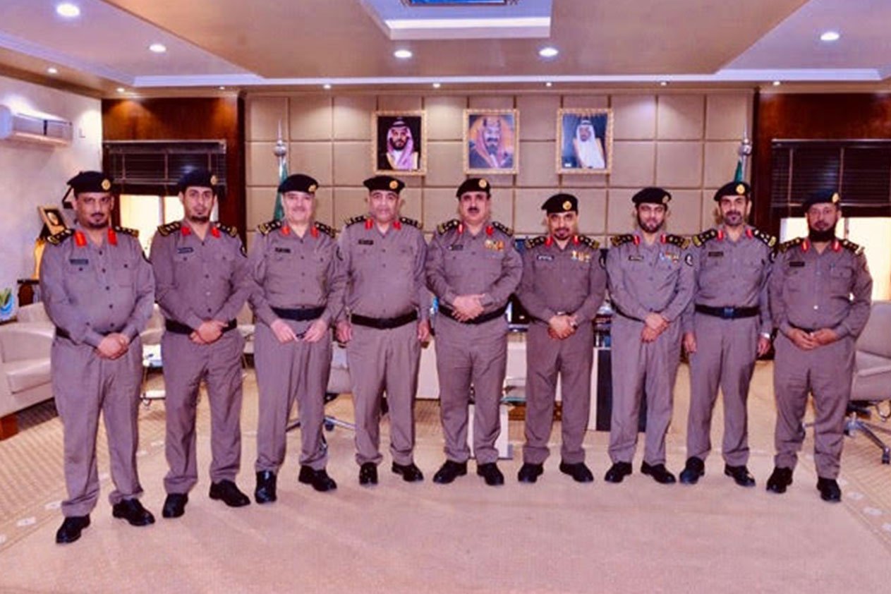 مدير شرطة القصيم يقلد عددًا من الضباط رتبهم الجديدة