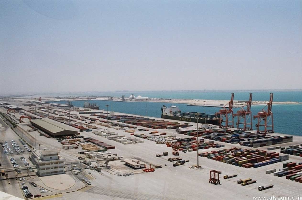 ميناء الملك عبدالعزيز بالدمام يستقبل أكبر سفينة حاويات