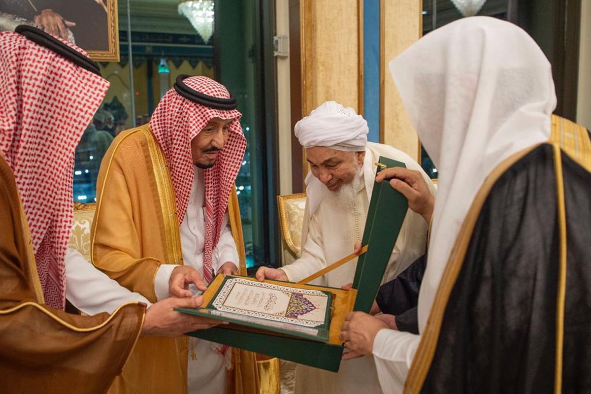 خادم الحرمين يتسلم «وثيقة مكة المكرمة» الصادرة عن المؤتمر الدولي للوسطية والاعتدال