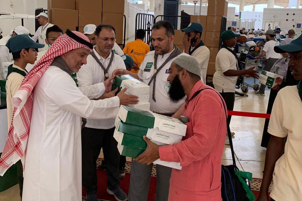 كشافة تعليم جدة يقدمون الخدمات لآلاف المعتمرين بمطار الملك عبدالعزيز