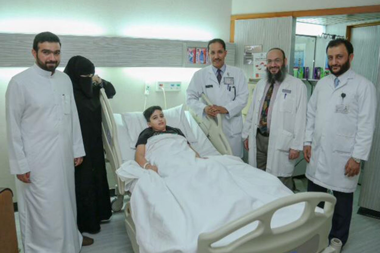 تخصصي الملك فيصل ينهي معاناة الطفل الظفيري من فئة البدون بالكويت