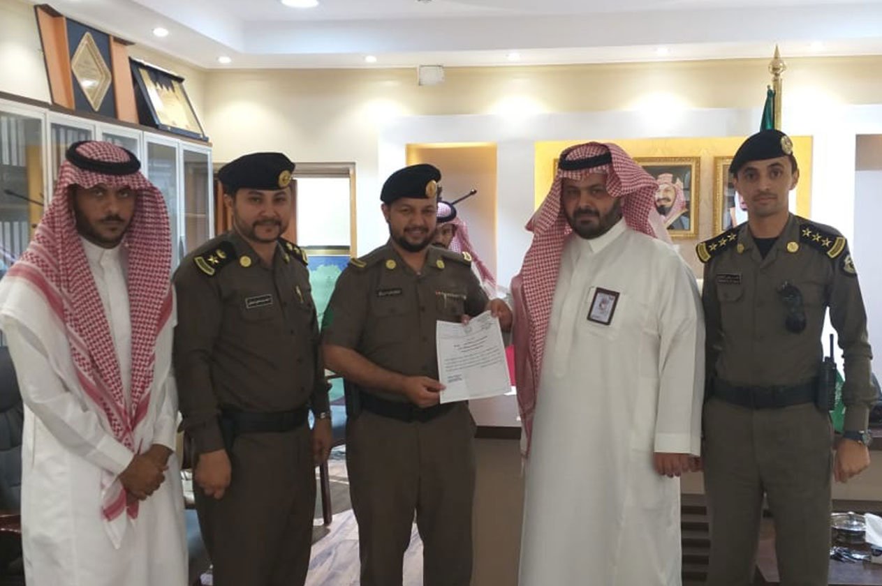 محافظ الداير يكرّم مدير المرور لجهوده في رمضان والعيد
