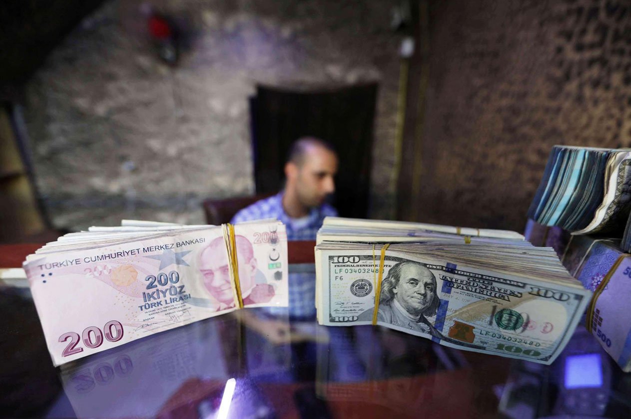 الليرة التركية تواصل الانهيار أمام الدولار خوفًا من عقوبات أمريكية جديدة