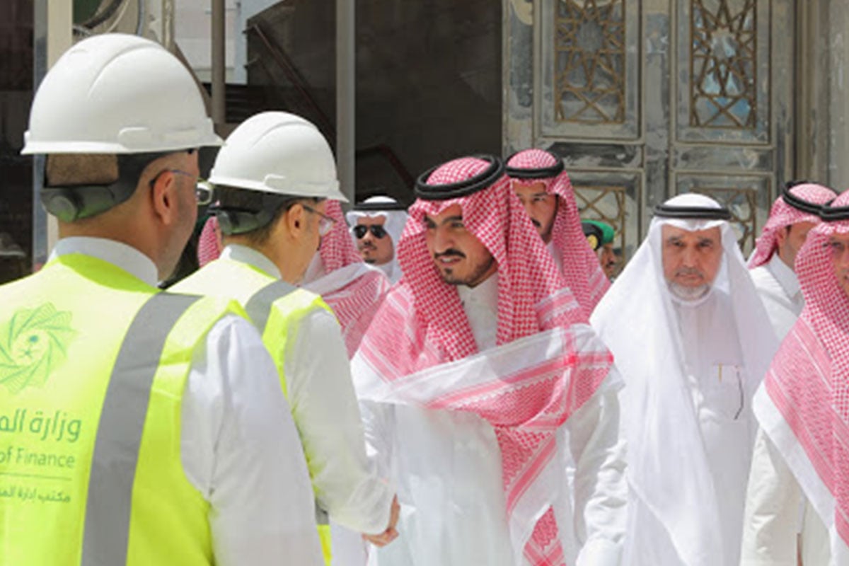 بالصور.. نائب أمير مكة يقف ميدانيًا على مراحل الصيانة الدورية للكعبة