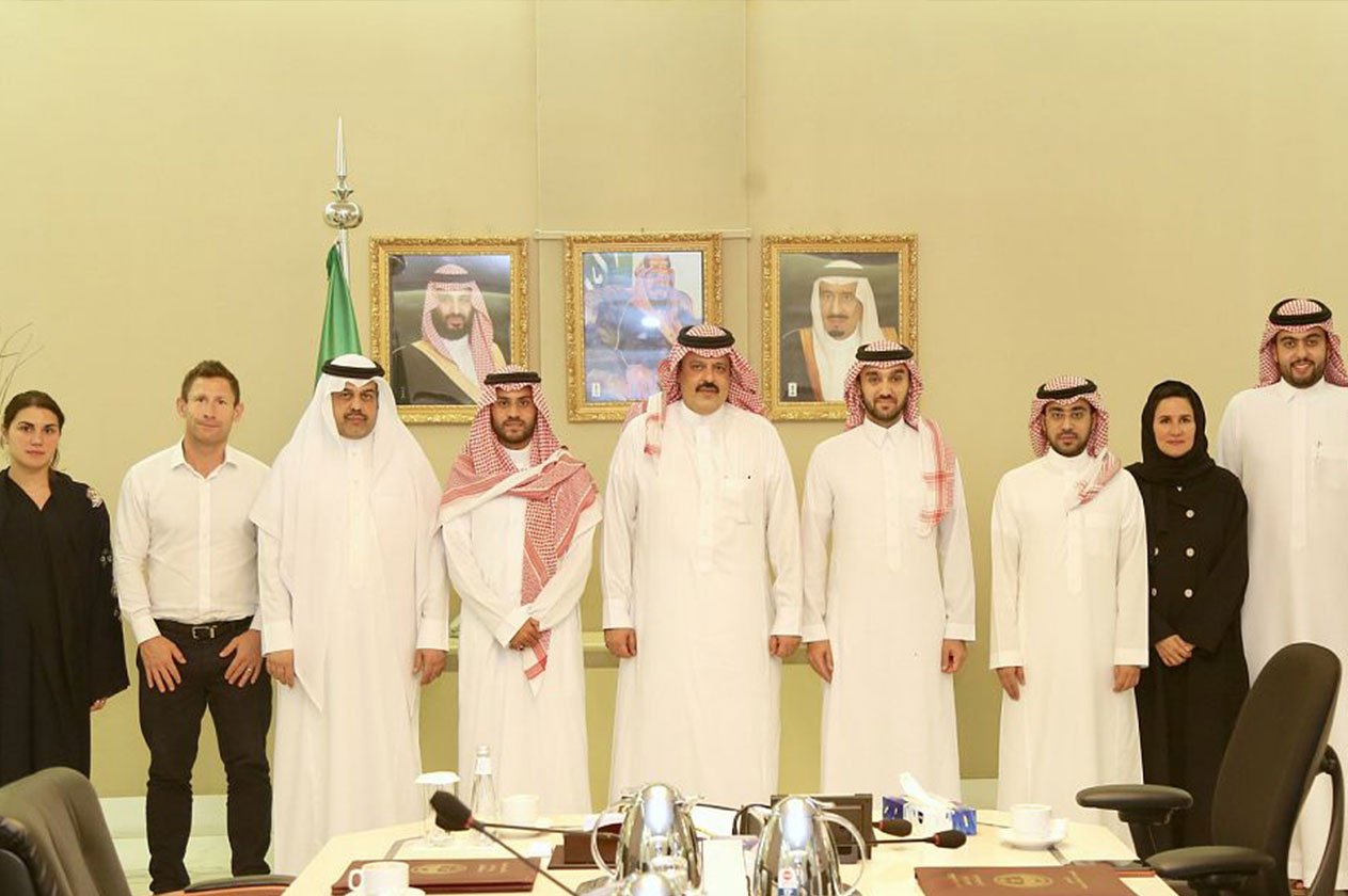 أمير حائل يجتمع برئيس هيئة الرياضة وفريق «موسم حائل 2019»