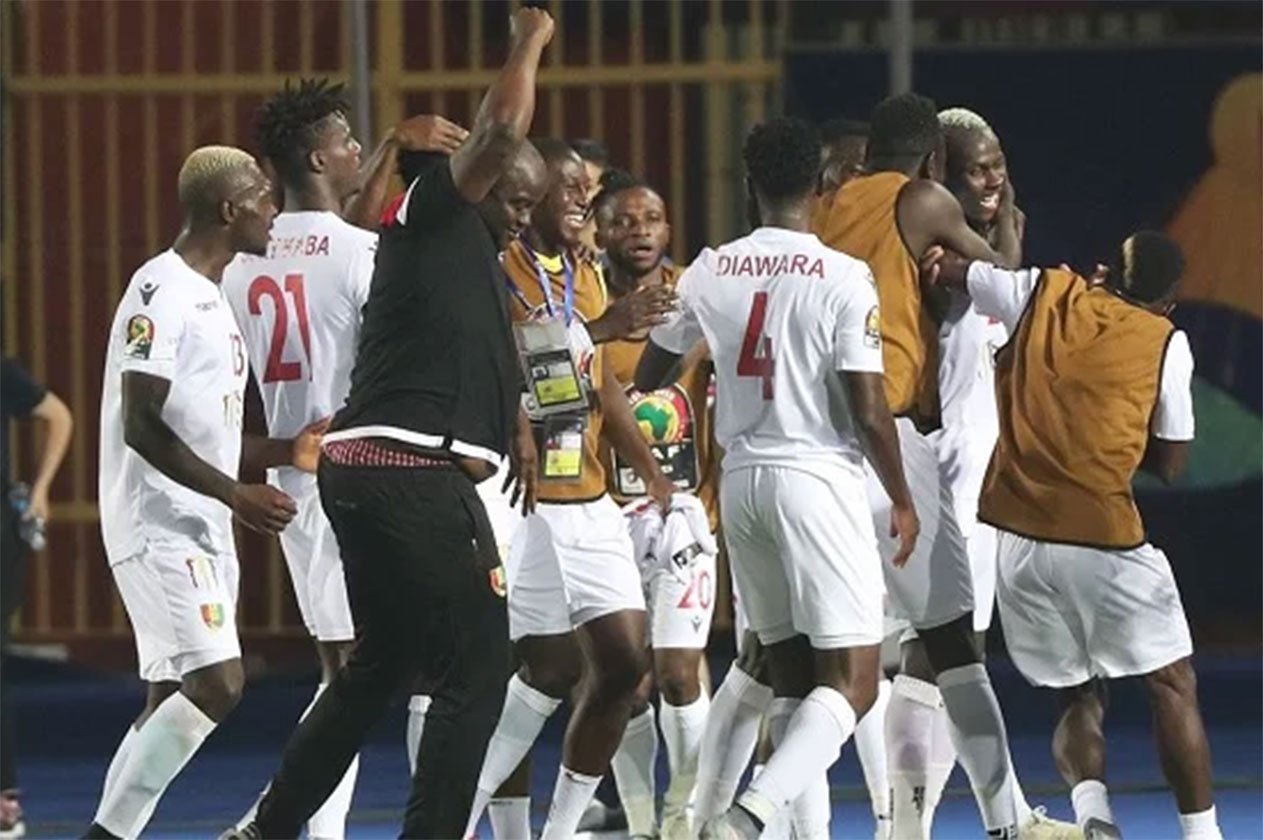 غينيا تستفيد من سقوط زيمبابوي وتتأهل للدور الثاني بأمم أفريقيا