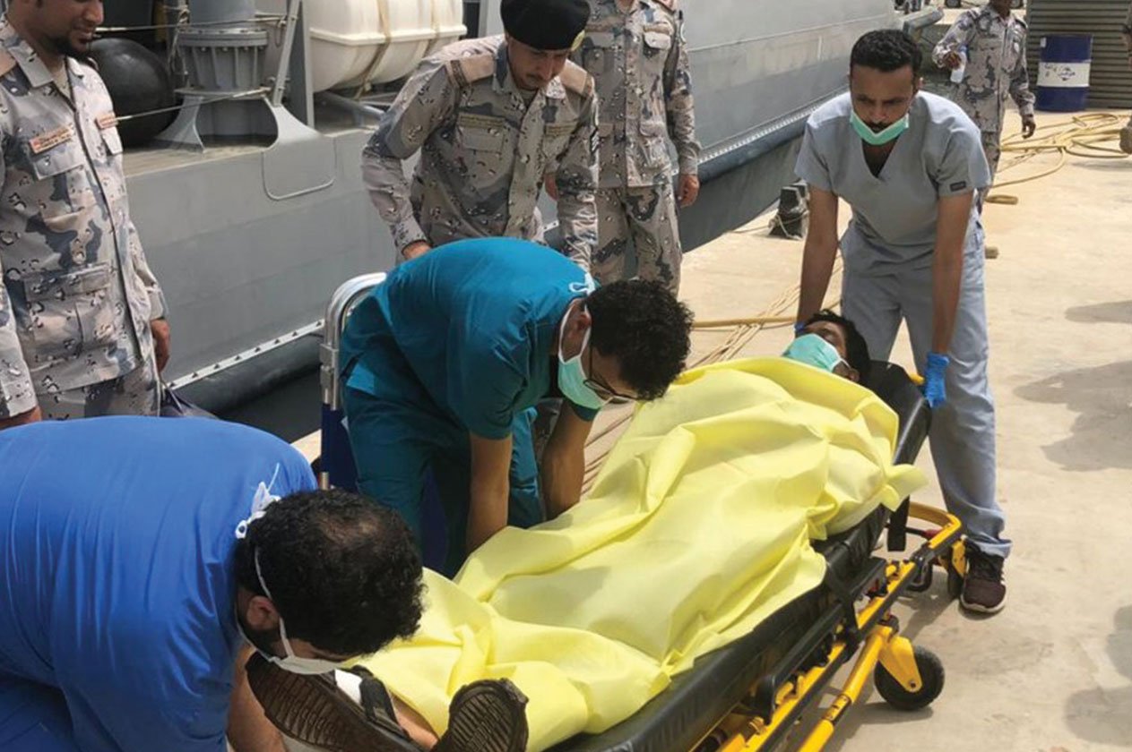 بالصور.. حرس الحدود يخلي مريضًا من منصة عائمة بالبحر الأحمر